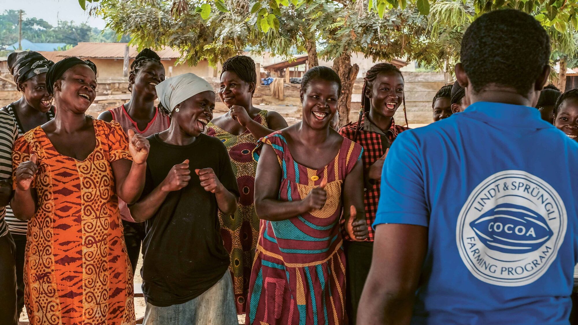 Un employé de Lindt avec des femmes au Ghana