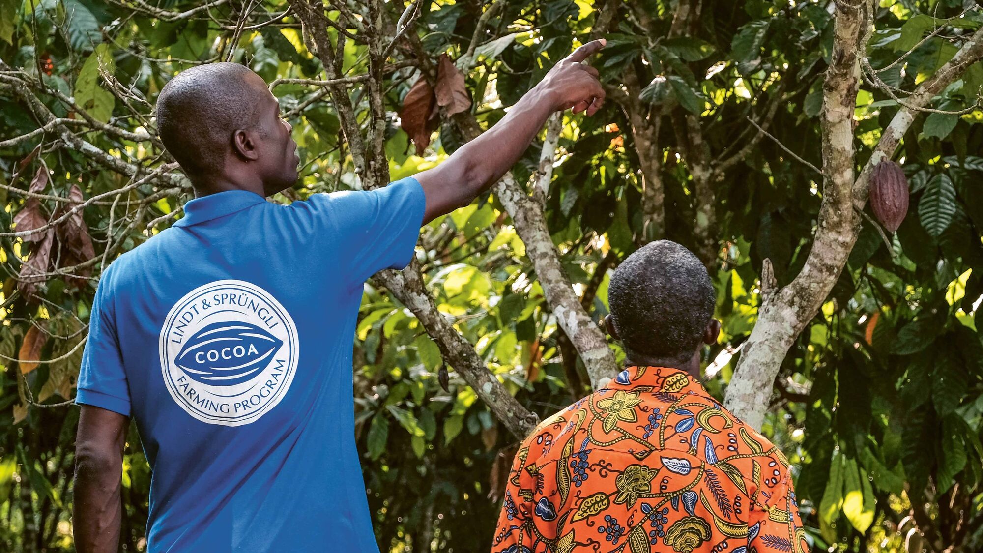 Un employé de Lindt avec un agriculteur au Ghana